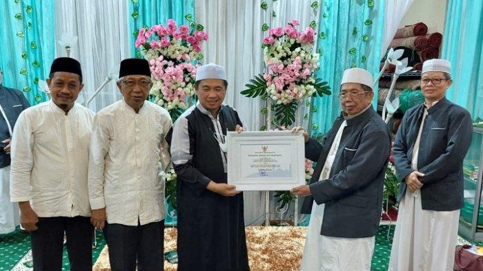 35 Tahun Bina Pengajian Ki Hajar Dewantara, H Gusti Mahfudz Dapat Penghargaan dari Pemko Banjarmasin
