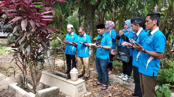 Peringati HUT ke 46,  KNPI Ziarahi Makam Tokoh KNPI Tapin