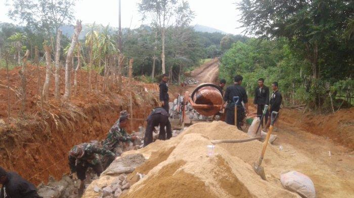 Begini Cara Pendekar Desa di Kabupaten Tanahlaut Ini Bantu TNI Bangun Drainase