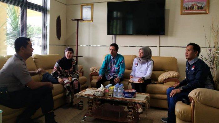 Silaturahmi dengan Kapolres, KPU Kapuas Serahkan Buku Profil ini