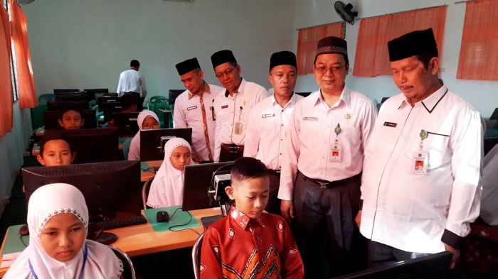 Kemenag Tapin Singgung Nikah Dini di Depan Peserta Kompetisi Sains