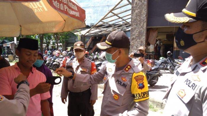 Polres Banjarmasin dan Polsek Bagikan Masker Sekaligus Sosialisasi Perwali