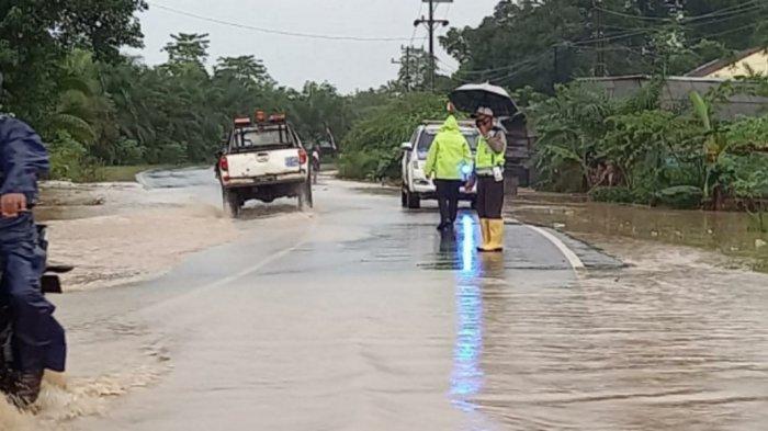 BREAKING NEWS: Banjir Kalsel, Curah Hujan Tinggi Jalan Nasional di Sekapuk Satui Tanbu Terendam