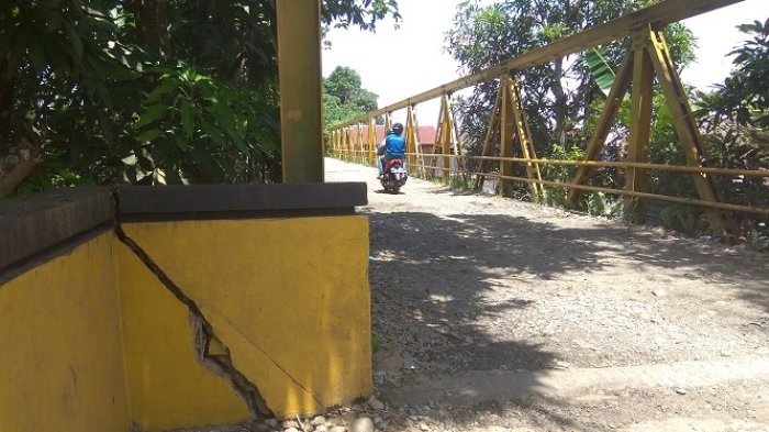 Kondidi Jembatan Desa Muning, Warga: Berlubang Meski Sudah Diuruk Batu