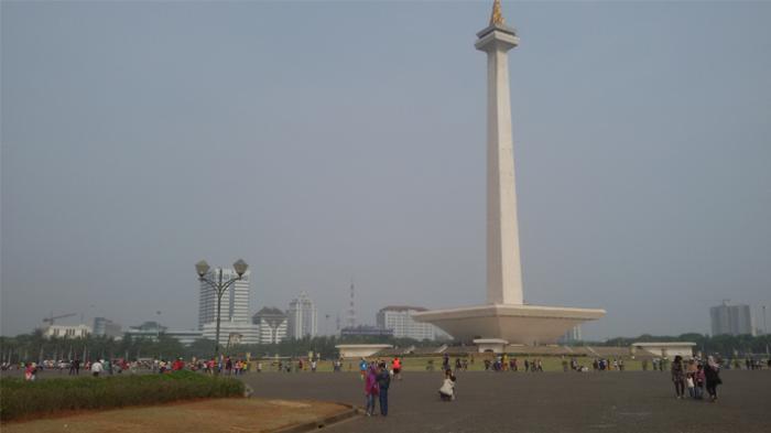 Kondisi Langit Jakarta di kawasan Monas pada Minggu (25/10/2015) pagi. BMKG mengabarkan partikel kecil kabut asap dari Sumatera dan Kalimantan terlah terbawa hingga Utara Jawa, termasuk Jakarta.