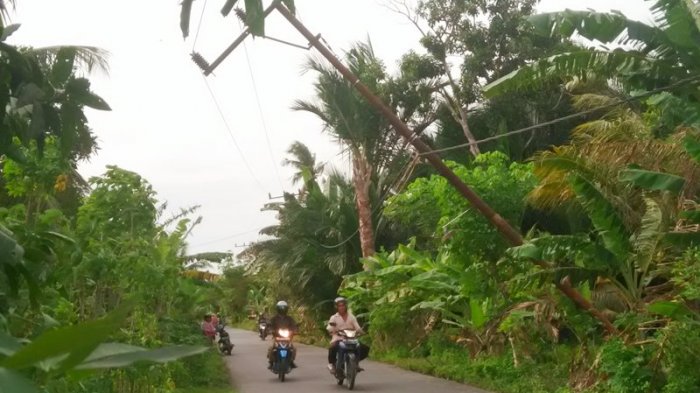 Warga dan Pengendara Resah, Tiang Listrik Nyaris Ambruk