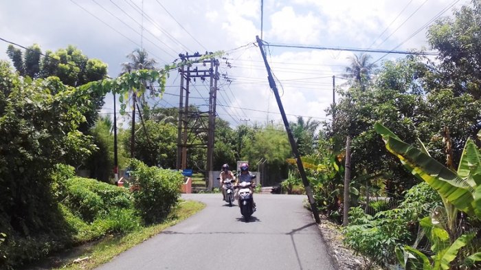 Waduh Gawat, Tiang Telepon Miring ke Jalan dan Nyaris Roboh