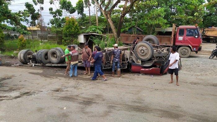 Truk Terbalik di Jalan Gubernur Soebarjo Banjarmasin, Sopir Dilarikan ke RS TPT dr R Soeharsono