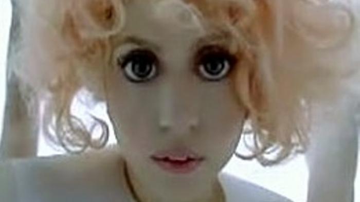 Tren Lensa Kontak “Anime Eyes” Menuai Kontroversi