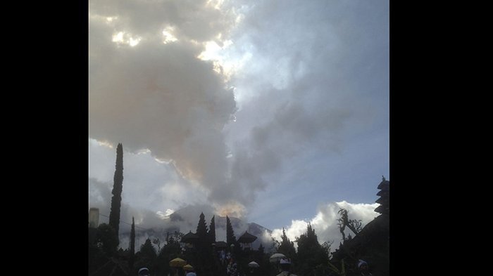 Asap Gunung Agung Makin Mengepul, Aktivitas Persembahyangan di Pura Besakih Tetap Jalan