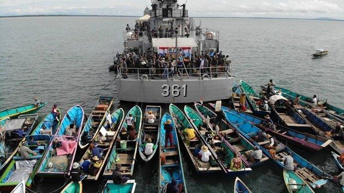 Bagi Sembako, KRI Fatahillah-361 Diserbu Nelayan Kotabaru