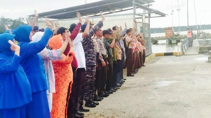 Bupati Kotabaru Terharu Lepas Keberangkatan KRI Teluk Bintuni