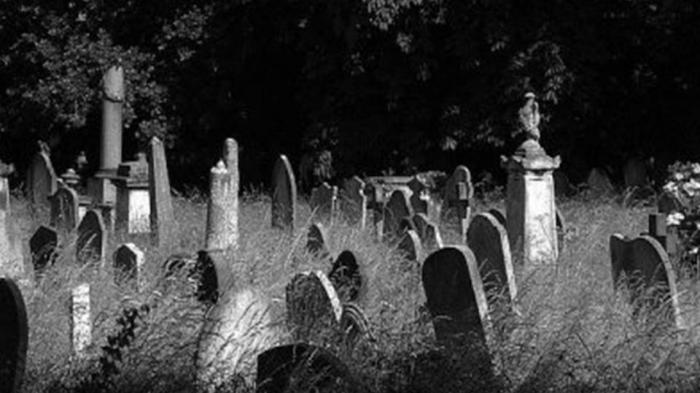 Malam Tahun Baru 2018 - Ini 7 Tradisi Malam Tahun Baru Paling Unik, Ada yang Tidur di Kuburan!