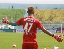 Berikan Penghormatan untuk Sang Kakak, Kurnia Meiga Pakai Jersey Achmad Kurniawan
