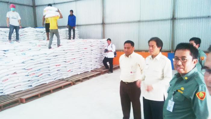 Hamdani Pantau Beras di Gudang Bulog Kalteng