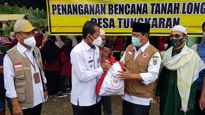 Kunjungi Pengungsi di Ponpes Desa Telaga Pelaihari, Gubernur Kalsel dan Bupati Tala Bagikan Bantuan