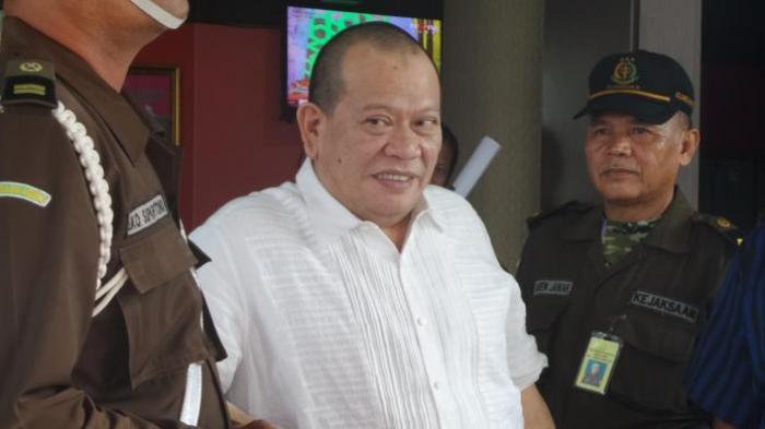 Risma Minta Sidang La Nyalla di Luar Surabaya