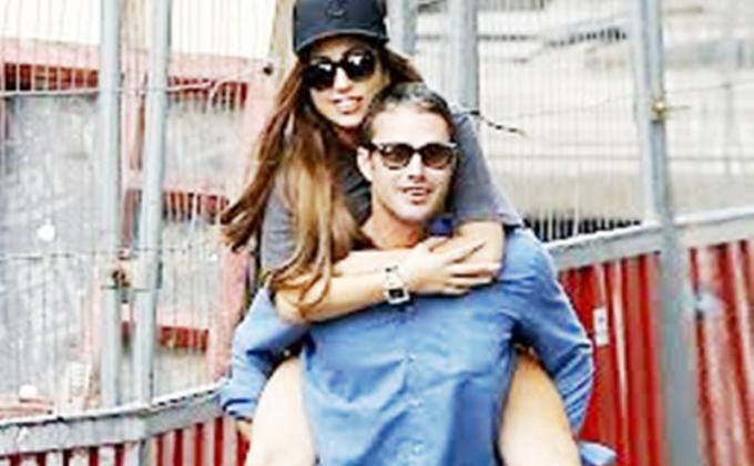 Lady Gaga Gandeng Kekasih di Pesta Golden Globe