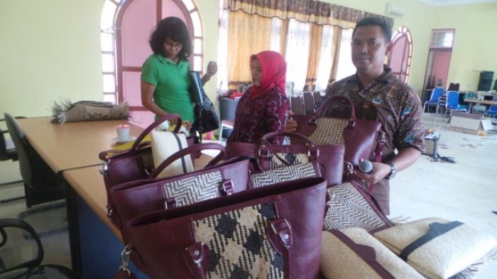 Peserta Pengrajin Lampit Rotan Mengaku Puas Bisa Membuat Tas