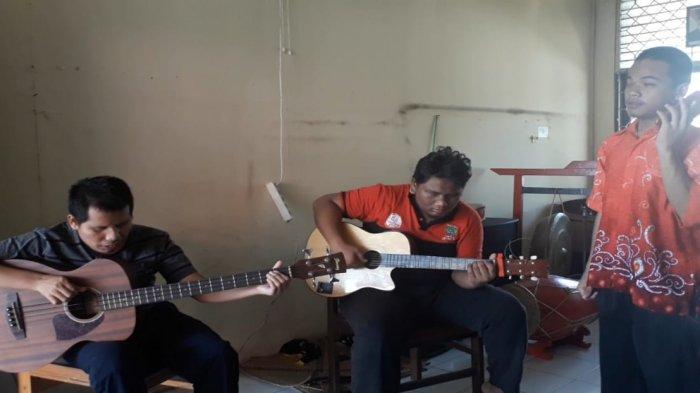 Demi Getarkan Tadarus Puisi di Banjarbaru, ini yang Dilakukan Tunanetra Banjar