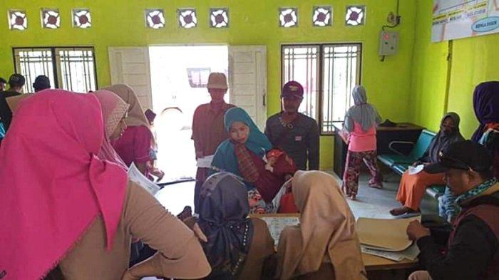 Sambangi Desa Danau Indah, 56 Warga Rasakan Manfaat Layanan Keliling Kependudukan Tanbu