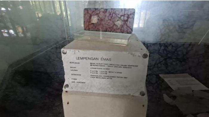 LEMPENGAN EMAS- Koleksi peninggalan yang ada di Museum Candi Agung Amuntai, ada lempengan emas.