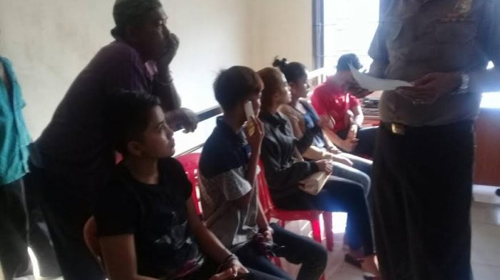 Lima Wanita Lesbi Ini Kepergok Berciuman, Warga yang Marah Arak Semuanya ke Kantor Lurah