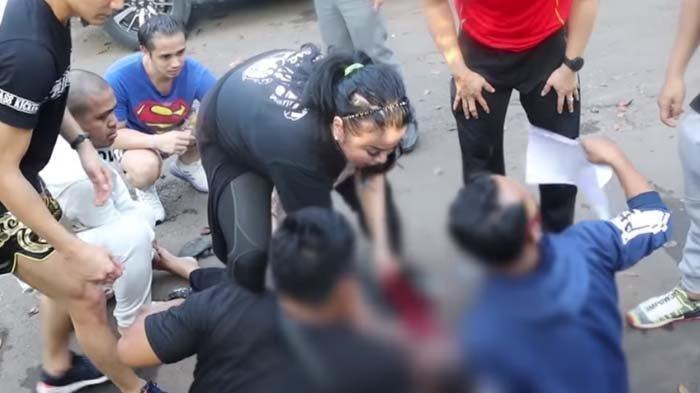 Dapati Orang Pingsan, Jennifer Jill dan Ajun Perwira Lakukan Hal Tak Terduga, Langsung Bawa ke RS