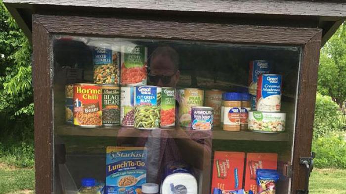 Kotak di Tepi Jalan Ini Bebas Diisi Apapun dan Bisa Diambil oleh Siapapun yang Membutuhkan