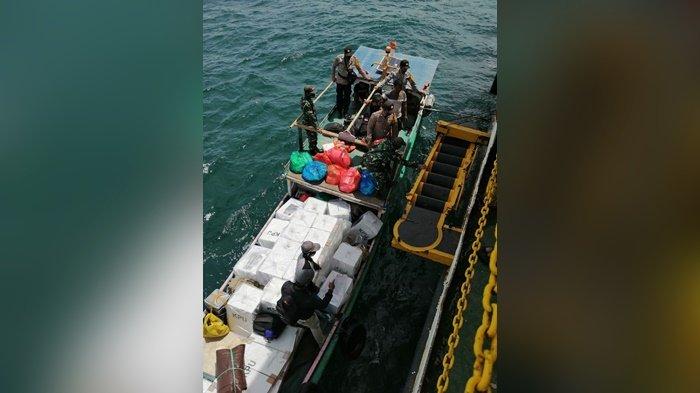 Petugas KPU Kotabaru Hadapi Ombak Laut
