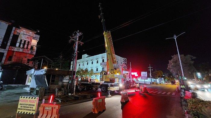 Jelang Lifting Material JPO Banjarbaru, Satu Truk Crane Sudah Terparkir Siap Bekerja