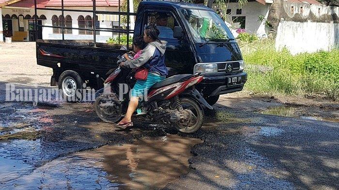 Lubang Jalan Nasional  di Pulau Pinang dan Suato Tatakan Ancam Pengendara
