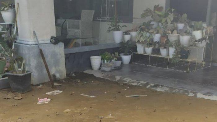 Listrik Kembali Normal, Warga Barabai HST Kerja Keras Bersihkan Bekas Lumpur Bawaan Banjir