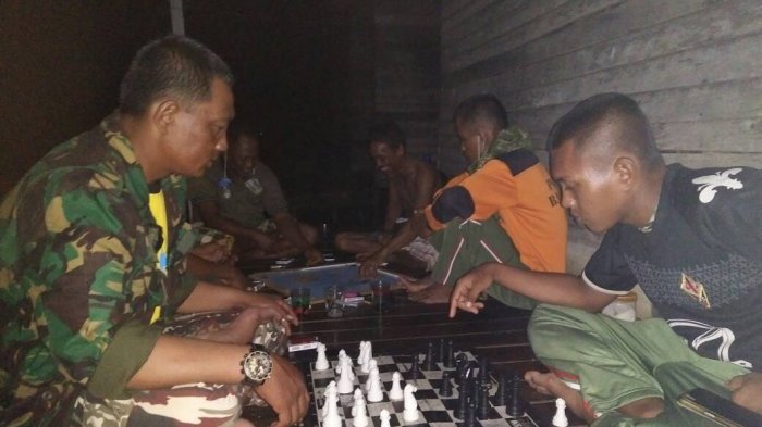 Satgas TMMD Kodim 1006 Martapura ini Akrab Main Catur Bersama Warga