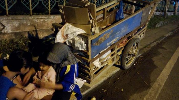 Manusia gerobak di Puntik Gusuran di depan ULM Banjarmasin