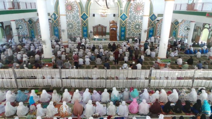 Wakil Bupati Kapuas Mengikuti Salat Gerhana