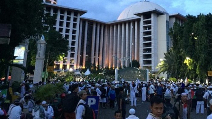 Jumat Pagi Massa Terus Banjiri Masjid Istiqlal, Ada yang Masih Tiduran di Sudut-sudut Masjid