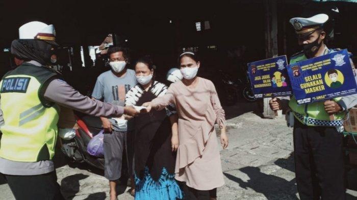 Bagikan Masker di Pasar Tradisional Kapuas, Sambil Serukan Disiplin Protokol Kesehatan