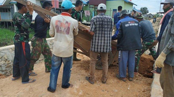 Warga dan Kodim 1001/Amuntai Gotong Royong Selesaikan Pengerjaan Jalan Sarang Burung