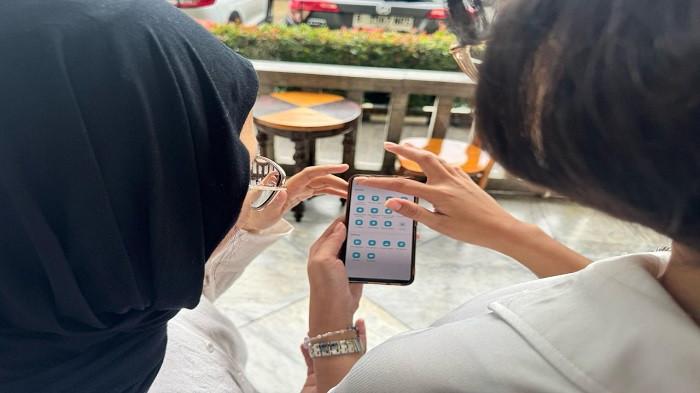 masyarakat tengah bertransaksi di aplikasi PLN Mobile