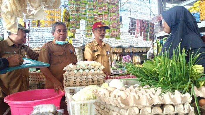 Akhmad Rivai Meninjau Harga Kebutuhan Pokok di Dua Pasar Tradisional di Kotabaru
