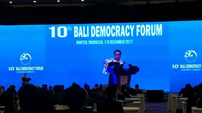 Saat Menlu Retno Marsudi Kenakan Syal Palestina dan Mengutuk Keras Amerika Serikat