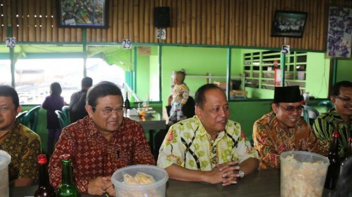 Menristik Sempatkan Makan di RM Soto Bang Amat