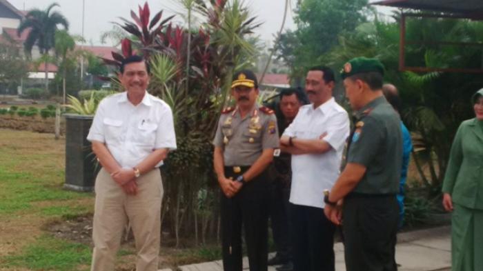 Menteri dan Pejabat Menunggu Jokowi Di Ruang VIP Bandara Tjilik Riwut
