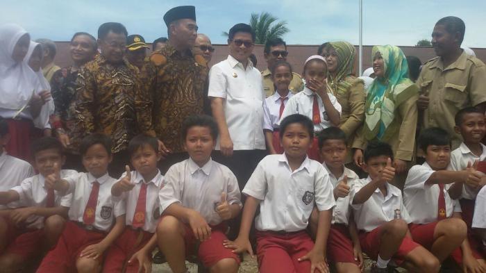 Siswa SD Ini Kaget Iring-iringan Kendaraan Menteri Mendadak Stop di Sekolah Mereka