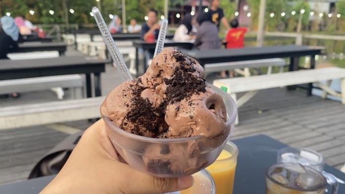 ICE CREAM-Penampakan menu ice cream di Cangkir Coffee Banjarmasin alamat Jalan Mahligai, RT.05/RW.02, Pemurus Luar, Kecamatan Banjarmasin Timur, Kota Banjarmasin.