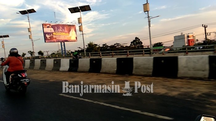 Pengendara Wajib Hati-hati! Tumpahan Minyak Basahi Badan Jalan Flyover
