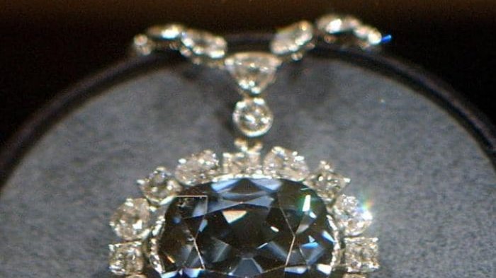 Benarkah Batu Mulia yang Indah Ini Membawa Kutukan Bagi Pemiliknya?