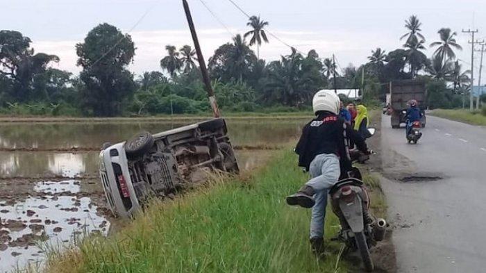 Mobil Samsat Keliling Masuk Sawah di Kersik Putih, Sopir tak Mengalami Luka