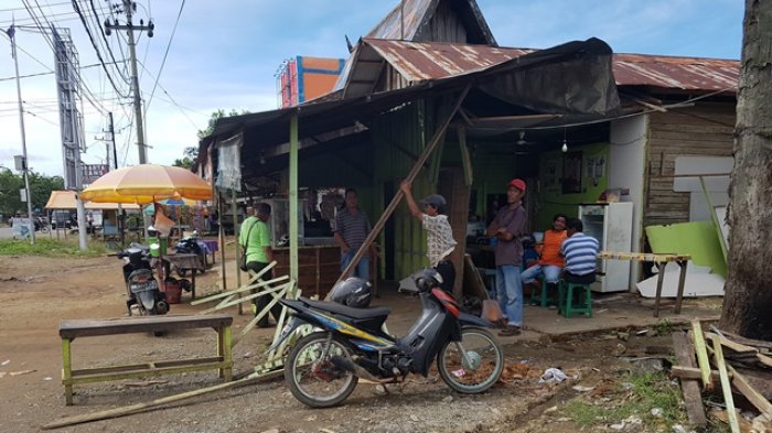 Pikap Bermuatan Sayuran Seruduk Warung Nasi, Pria Ini Bersyukur Selamat